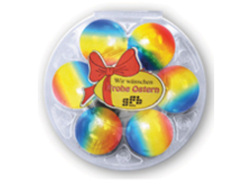 Bunte Eier im Plastikkörbchen