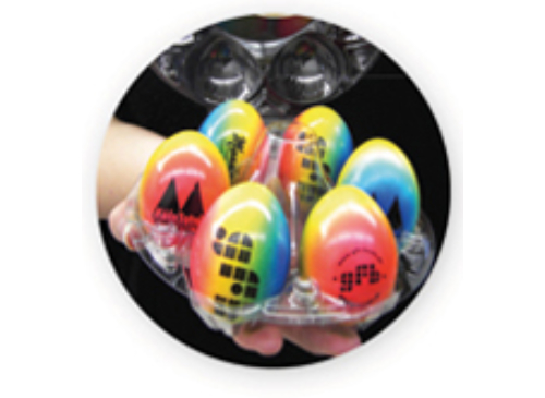 Bunte Eier im Plastikkörbchen